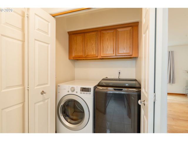7870 Se SPRINGWATER Dr, Portland, OR 97206