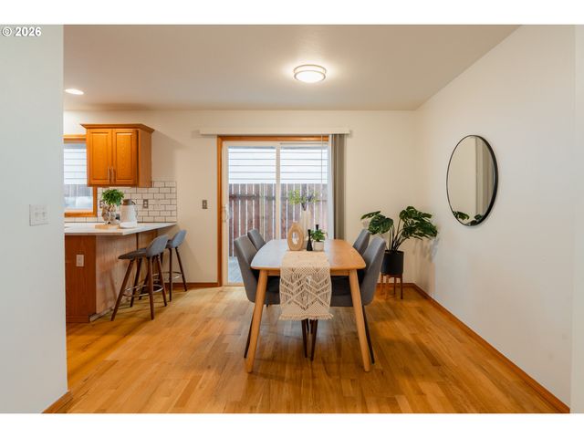7870 Se SPRINGWATER Dr, Portland, OR 97206