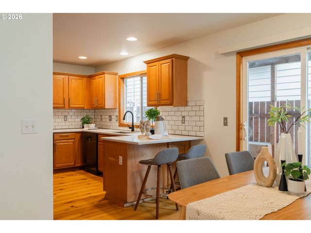 7870 Se SPRINGWATER Dr, Portland, OR 97206