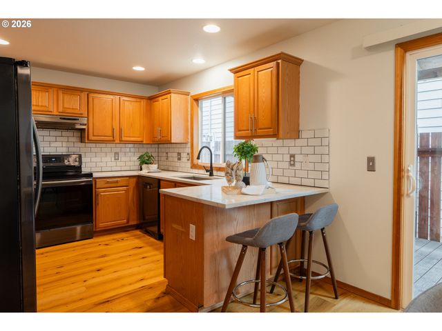 7870 Se SPRINGWATER Dr, Portland, OR 97206