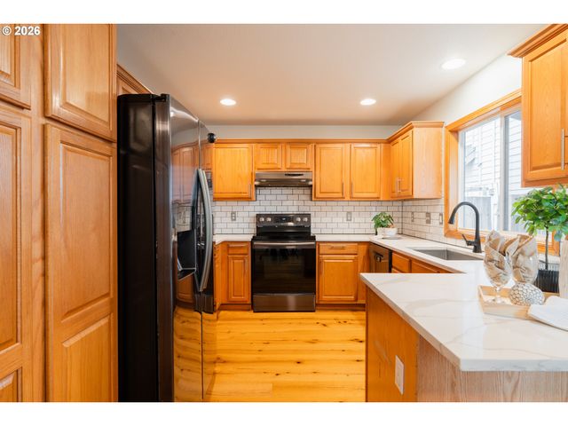 7870 Se SPRINGWATER Dr, Portland, OR 97206