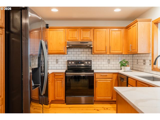 7870 Se SPRINGWATER Dr, Portland, OR 97206
