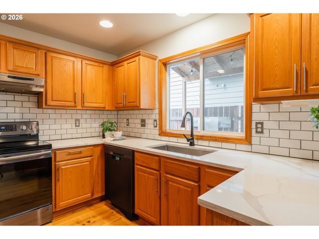 7870 Se SPRINGWATER Dr, Portland, OR 97206
