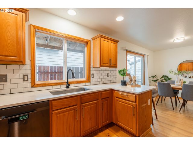 7870 Se SPRINGWATER Dr, Portland, OR 97206