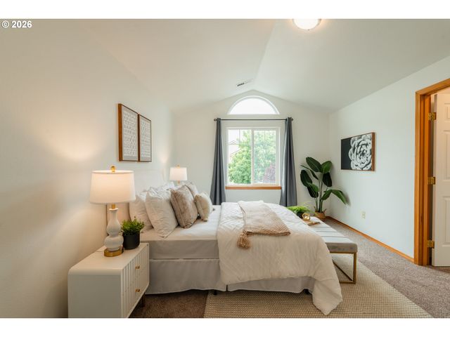 7870 Se SPRINGWATER Dr, Portland, OR 97206