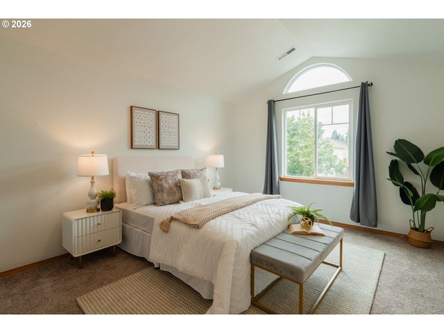 7870 Se SPRINGWATER Dr, Portland, OR 97206