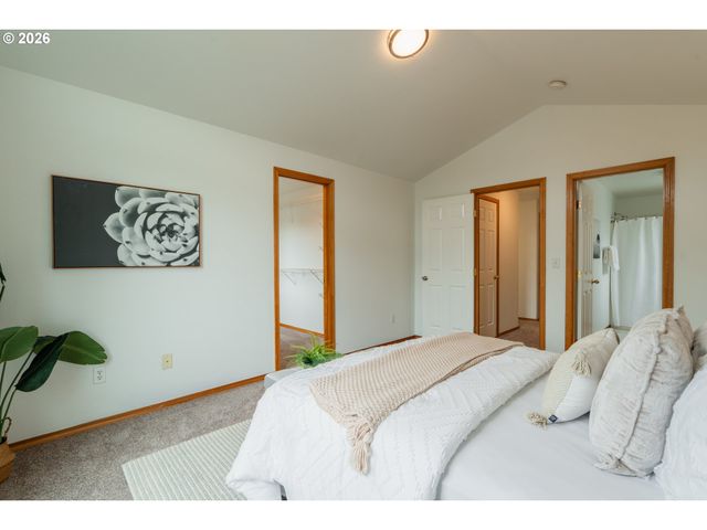 7870 Se SPRINGWATER Dr, Portland, OR 97206