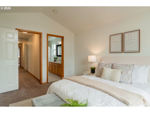 7870 Se SPRINGWATER Dr, Portland, OR 97206