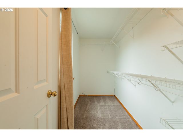 7870 Se SPRINGWATER Dr, Portland, OR 97206