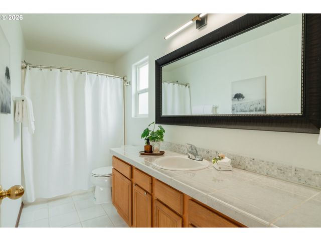 7870 Se SPRINGWATER Dr, Portland, OR 97206