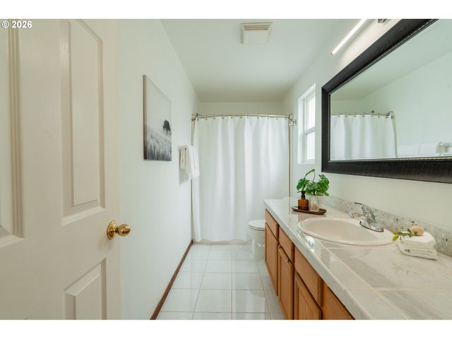 7870 Se SPRINGWATER Dr, Portland, OR 97206