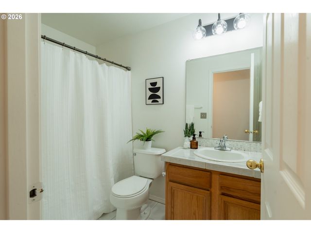 7870 Se SPRINGWATER Dr, Portland, OR 97206