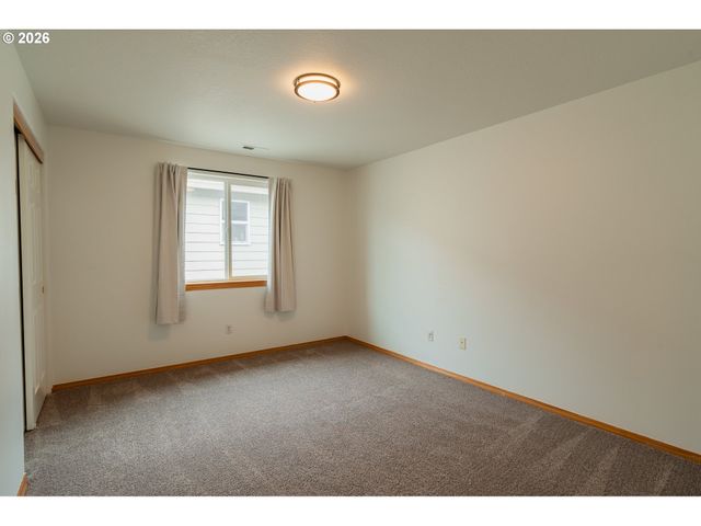 7870 Se SPRINGWATER Dr, Portland, OR 97206