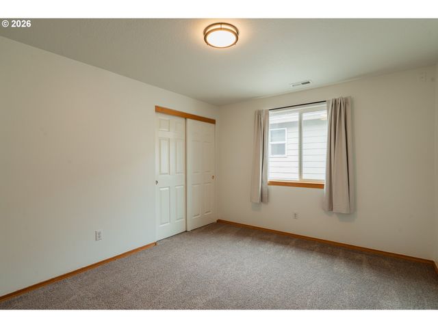 7870 Se SPRINGWATER Dr, Portland, OR 97206