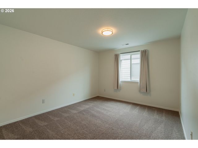 7870 Se SPRINGWATER Dr, Portland, OR 97206