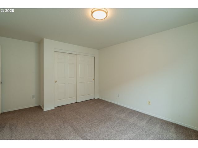 7870 Se SPRINGWATER Dr, Portland, OR 97206