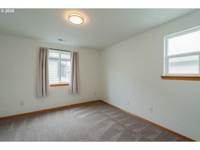 7870 Se SPRINGWATER Dr, Portland, OR 97206