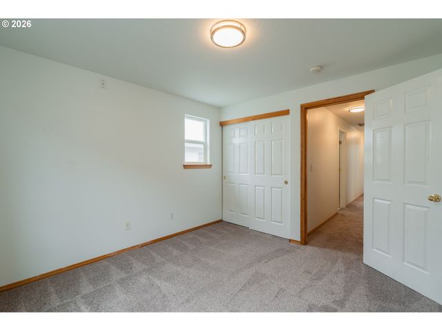7870 Se SPRINGWATER Dr, Portland, OR 97206