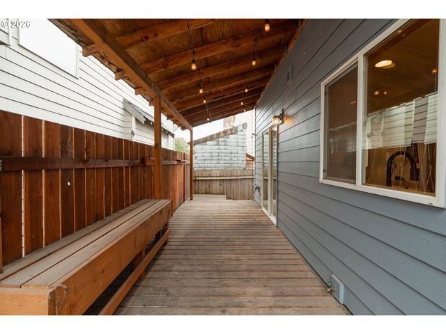 7870 Se SPRINGWATER Dr, Portland, OR 97206