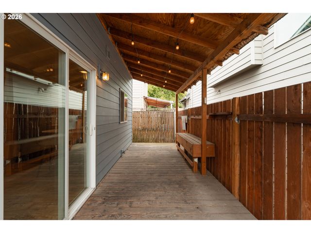 7870 Se SPRINGWATER Dr, Portland, OR 97206