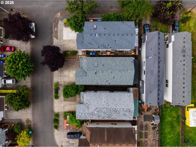 7870 Se SPRINGWATER Dr, Portland, OR 97206