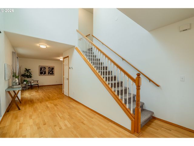 7870 Se SPRINGWATER Dr, Portland, OR 97206
