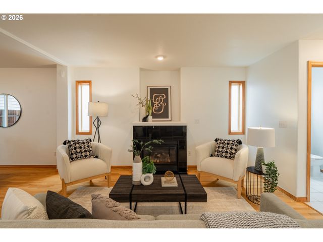 7870 Se SPRINGWATER Dr, Portland, OR 97206