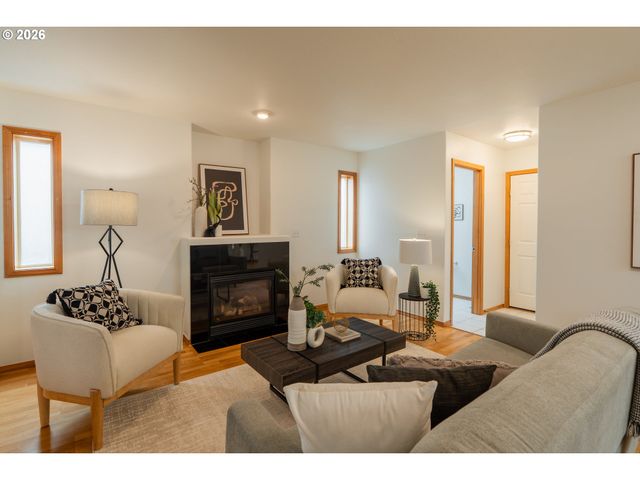 7870 Se SPRINGWATER Dr, Portland, OR 97206