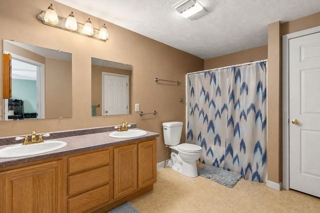 12 Hyannis Place, Worcester, MA 01604