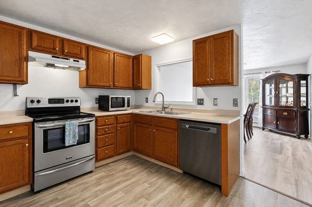 12 Hyannis Place, Worcester, MA 01604