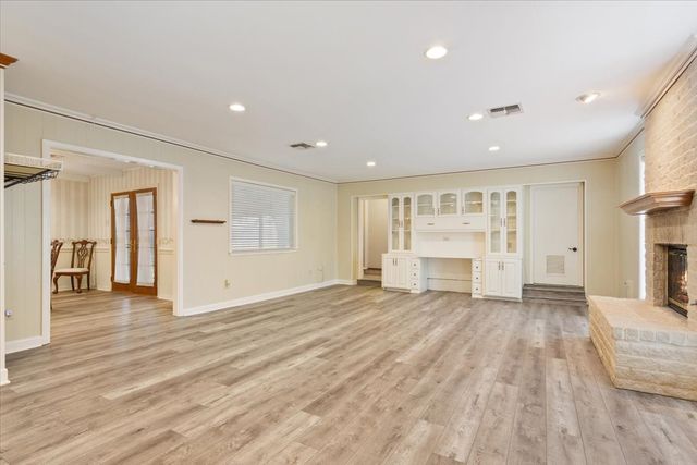 120 Wooded Crest Drive, Woodway, TX 76712