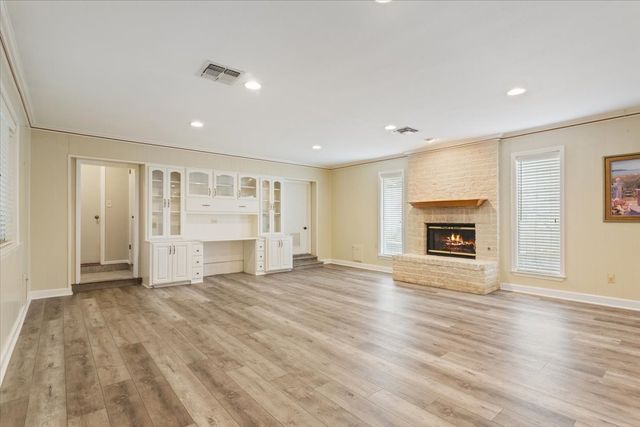 120 Wooded Crest Drive, Woodway, TX 76712