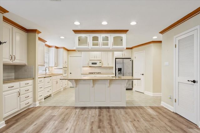 120 Wooded Crest Drive, Woodway, TX 76712