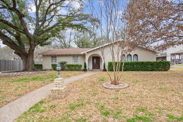 120 Wooded Crest Drive, Woodway, TX 76712