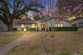 120 Wooded Crest Drive, Woodway, TX 76712