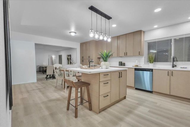 24 W Pardee Ln, Stockton, CA 95207