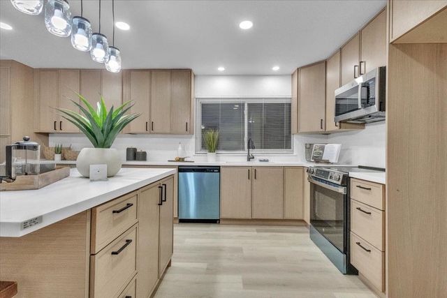 24 W Pardee Ln, Stockton, CA 95207