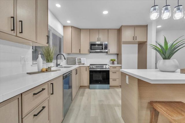 24 W Pardee Ln, Stockton, CA 95207