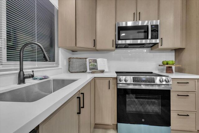 24 W Pardee Ln, Stockton, CA 95207