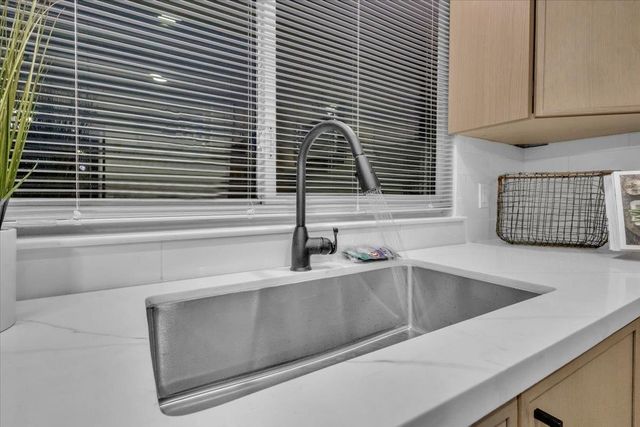 24 W Pardee Ln, Stockton, CA 95207