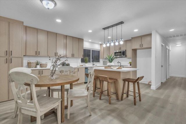 24 W Pardee Ln, Stockton, CA 95207