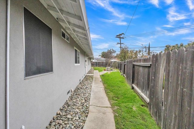 24 W Pardee Ln, Stockton, CA 95207