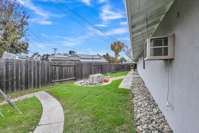 24 W Pardee Ln, Stockton, CA 95207