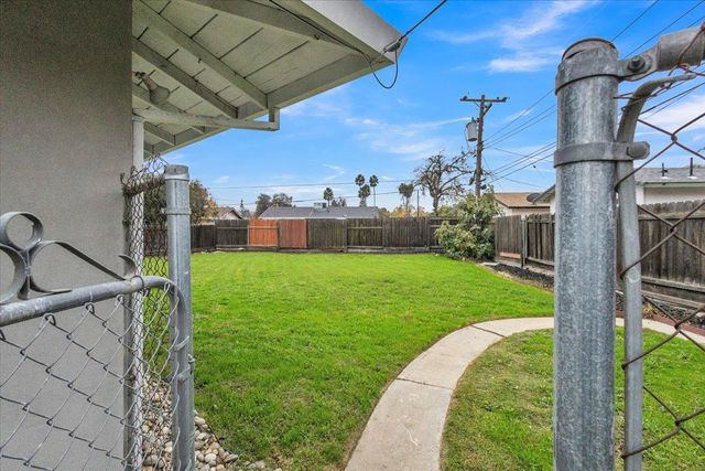 24 W Pardee Ln, Stockton, CA 95207