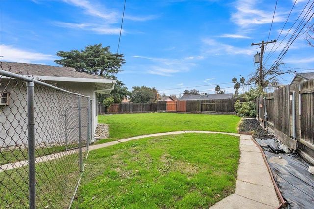 24 W Pardee Ln, Stockton, CA 95207
