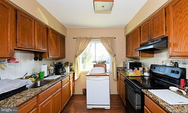 30 ROUNDWOOD LN, Levittown, PA 19055