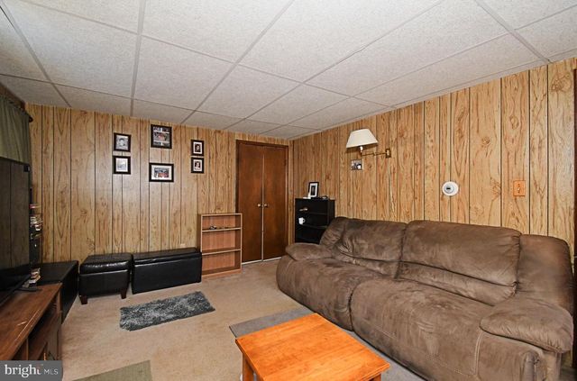 30 ROUNDWOOD LN, Levittown, PA 19055