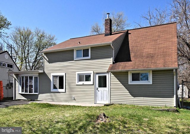30 ROUNDWOOD LN, Levittown, PA 19055