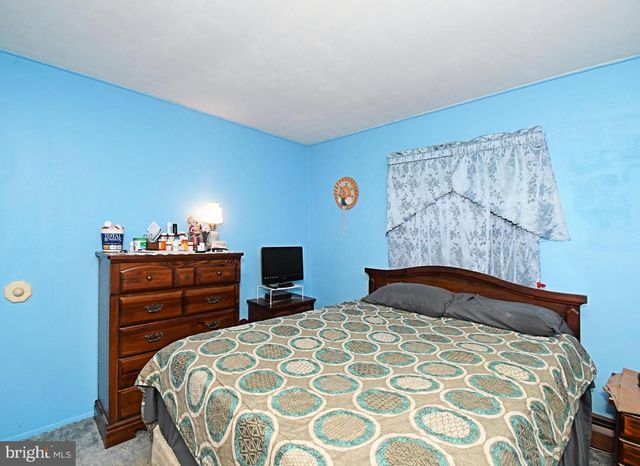 30 ROUNDWOOD LN, Levittown, PA 19055