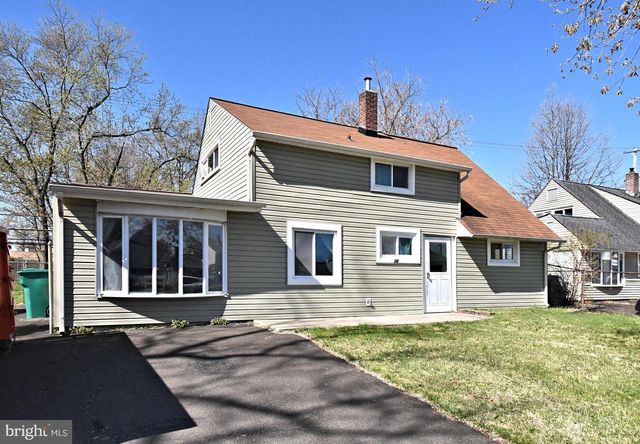 30 ROUNDWOOD LN, Levittown, PA 19055
